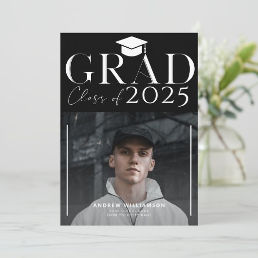 Zwarte afstudeerfoto van afgestudeerde van de klas aankondiging (Staand voorkant)