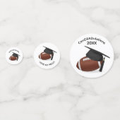 Zwarte afstudeerhoed op een voetbal confetti (Achterkanten)