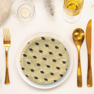 Zwarte afstudeerhoed op gouden stijlvolle diploma- papieren bordje