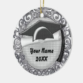 Zwarte afstudeerhoed versiering keramisch ornament (Links)