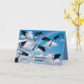 Zwarte afstuderen petten in de lucht met regenboog kaart (Gele Bloem)