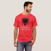 Zwarte Albanese adelaar op rode achtergrond T-shirt (Voorkant volledig)