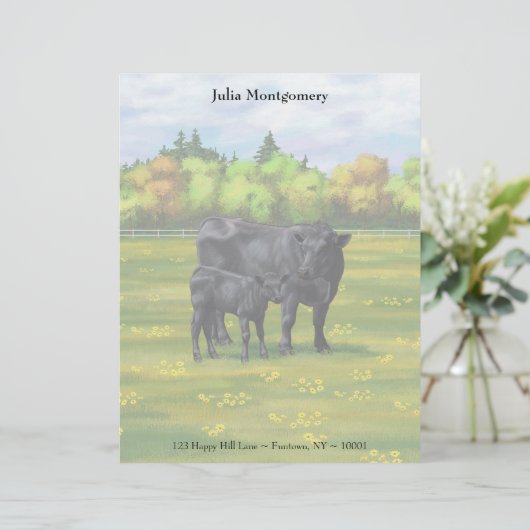 Zwarte Angus-Koe en Cute Calf in Summer Pasture Le Briefhoofd (Staand voorkant)