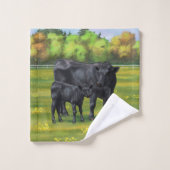 Zwarte Angus-Koe en Cute Calf in zomerperiode Bad Handdoek (Wasdoekje)