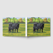 Zwarte Angus-Koe en Cute Calf in zomerperiode Gastenboek (Volledig)