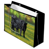 Zwarte Angus-Koe en Cute Calf in zomerperiode Groot Cadeauzakje (Voorkant Gekanteld)