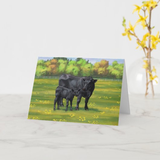 Zwarte Angus-Koe en Cute Calf in zomerperiode Kaart (Gele Bloem)