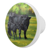 Zwarte Angus-Koe en Cute Calf in zomerperiode Keramische Knop (Rechts)