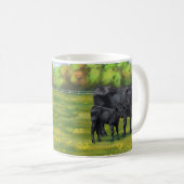 Zwarte Angus-Koe en Cute Calf in zomerperiode Koffiemok (Voorkant rechts)