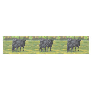 Zwarte Angus-Koe en Cute Calf in zomerperiode Korte Tafelloper