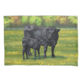 Zwarte Angus-Koe en Cute Calf in zomerperiode Kussensloop (Voorkant-Links)