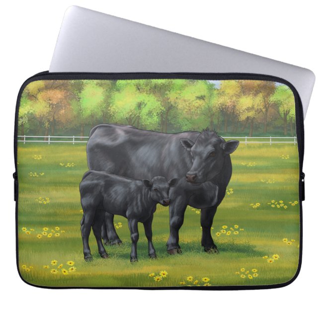 Zwarte Angus-Koe en Cute Calf in zomerperiode Laptop Sleeve (Voorkant)
