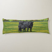 Zwarte Angus-Koe en Cute Calf in zomerperiode Lichaamskussen (Achterkant)