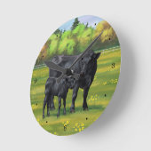 Zwarte Angus-Koe en Cute Calf in zomerperiode Ronde Klok (Hoek)