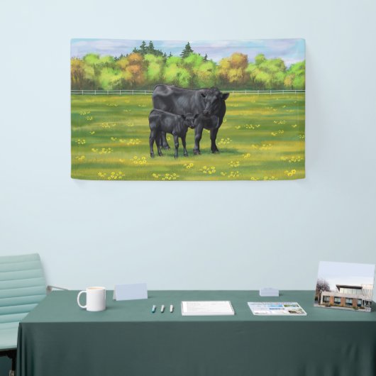 Zwarte Angus-Koe en Cute Calf in zomerperiode Spandoek (Beurs)