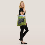 Zwarte Angus-Koe en Cute Calf in zomerperiode Tote Bag (Op model)