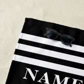 Zwarte anker en strepen aangepaste naam of tekst strandlaken (In situ)