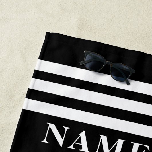 Zwarte anker en strepen aangepaste naam of tekst strandlaken (In situ)