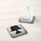 Zwarte antieke trouwtaart en standaard bier onderzetter (Rechterzijde)