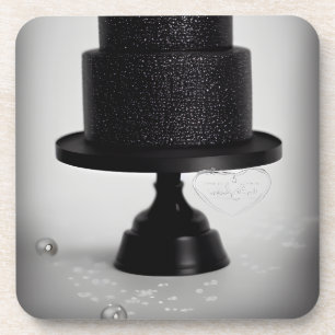 Zwarte antieke trouwtaart en standaard bier onderzetter