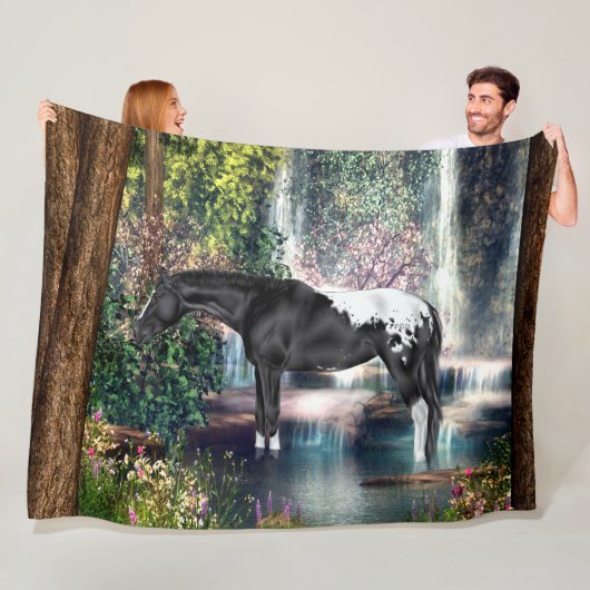 Zwarte Appaloosa Horse Waterfall Background Fleece Deken (In situ)