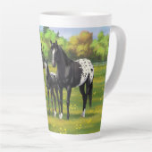 Zwarte appaloosa-paarden in de zomerperiode latte mok (Rechterhoek)