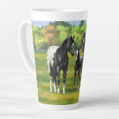 Zwarte appaloosa-paarden in de zomerperiode latte mok (Linkerhoek)