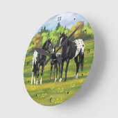 Zwarte appaloosa-paarden in de zomerperiode ronde klok (Hoek)