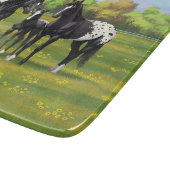 Zwarte appaloosa-paarden in de zomerperiode snijplank (Hoek)