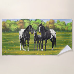 Zwarte appaloosa-paarden in de zomerperiode strandlaken