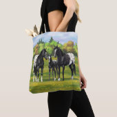 Zwarte appaloosa-paarden in de zomerperiode tote bag (Dichtbij)