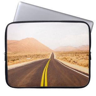 ZWARTE ASPHALT ROAD IN HET MIDDEN VAN HET BROEIEND LAPTOP SLEEVE