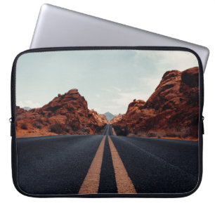 ZWARTE ASPHALT ROAD TUSSEN BROWN ROCK FORMATIE VN LAPTOP SLEEVE
