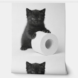 Zwarte babykat beschermt rol toiletpapier behang