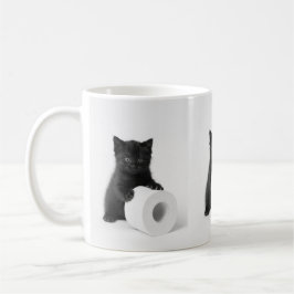 Zwarte babykat beschermt rol toiletpapier koffiemok