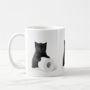 Zwarte babykat beschermt rol toiletpapier koffiemok
