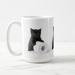 Zwarte babykat beschermt rol toiletpapier koffiemok