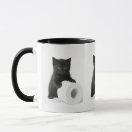 Zwarte babykat beschermt rol toiletpapier mok
