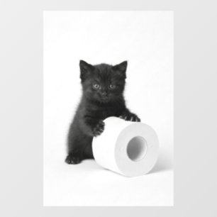 Zwarte babykat beschermt rol toiletpapier raamsticker