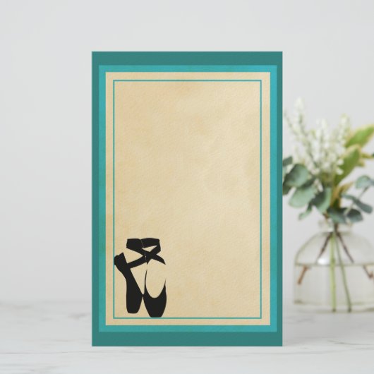 Zwarte balletschoenen en gekleurd briefpapier (Staand voorkant)