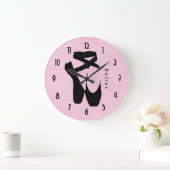 Zwarte balletschoenen en gekleurd grote klok (Huis)