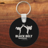 Zwarte Band Loading Karate Premium Tri-Blend Sleutelhanger (Voorkant)