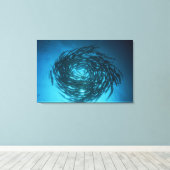 Zwarte barracuda zwemmen in cirkels canvas afdruk (Insitu (Houten vloer))
