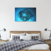 Zwarte barracuda zwemmen in cirkels canvas afdruk (Insitu (Slaapkamer))