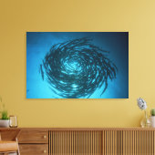 Zwarte barracuda zwemmen in cirkels canvas afdruk (Insitu (Woonkamer))