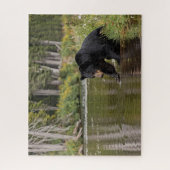 Zwarte beer bij de rivier legpuzzel (Verticaal)