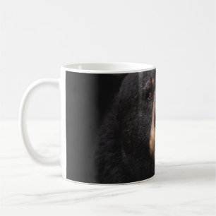ZWARTE BEER OP BROWN WOODEN TREE BRANCH KOFFIEMOK