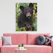 Zwarte beerwelp speelt in bomen canvas afdruk (Insitu (Woonkamer))