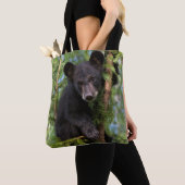 Zwarte beerwelp speelt in bomen tote bag (Dichtbij)