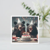 Zwarte beren eten taart, beer verjaardagsuitnodigi kaart (Staand voorkant)